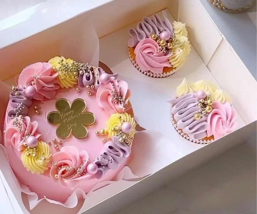 My Mother's Day bento box is one of my most popular gifts. This set features a lovely mini cake and two coordinating cupcakes, all beautifully packaged and ready to make her day extra sweet.