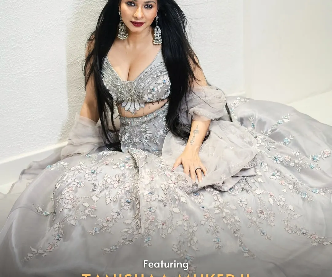 We believe style can be smart and sustainable, and so do the stars. Here’s Tanishaa Mukerji looking elegant in a gorgeous silver-grey lehenga from our pre-owned designer collection.