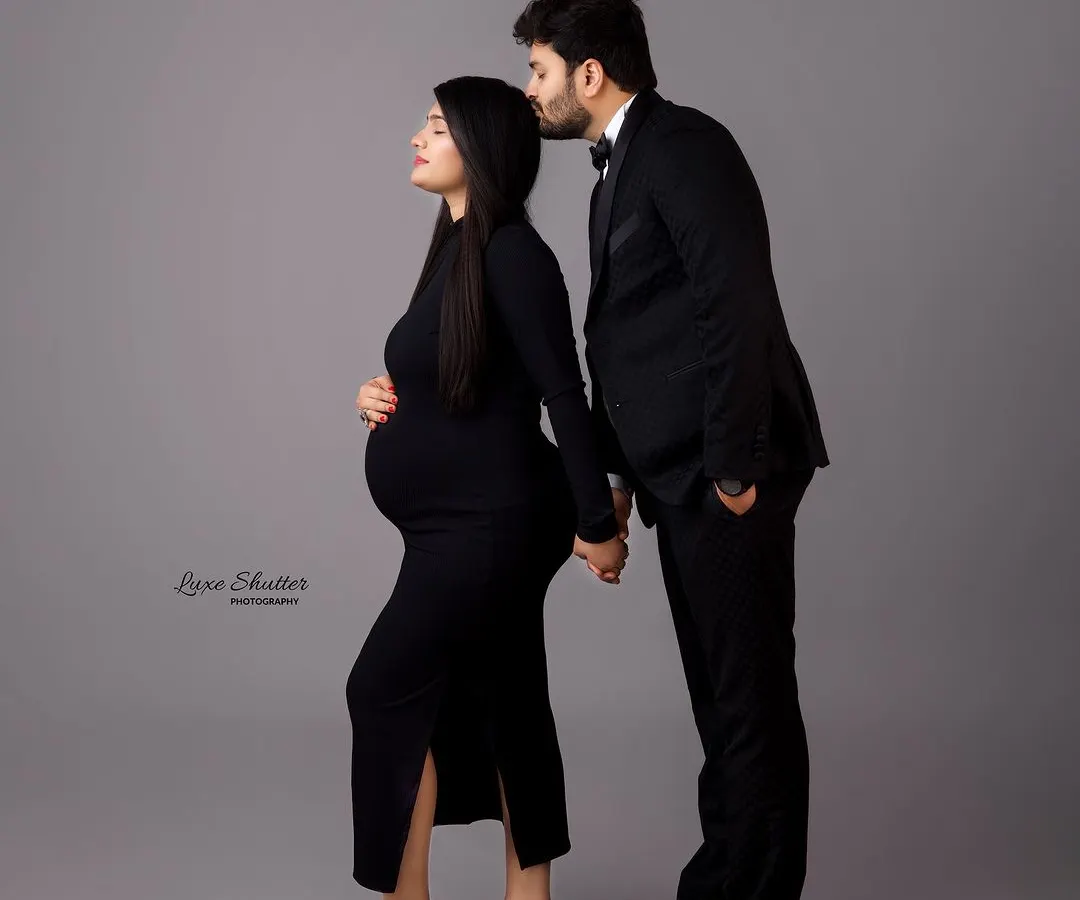 This is an example of my elegant studio maternity photography. The focus is on creating a graceful, fine-art portrait using simple, classic outfits and soft lighting to celebrate the beautiful journey to motherhood.