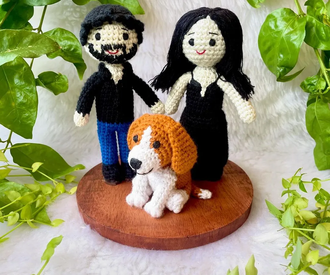 It brings me so much joy to create these little families. This set was a special request, featuring a couple and their adorable puppy, all together on a wooden base. Creating these personal replica dolls feels like I’m capturing a happy memory in yarn.