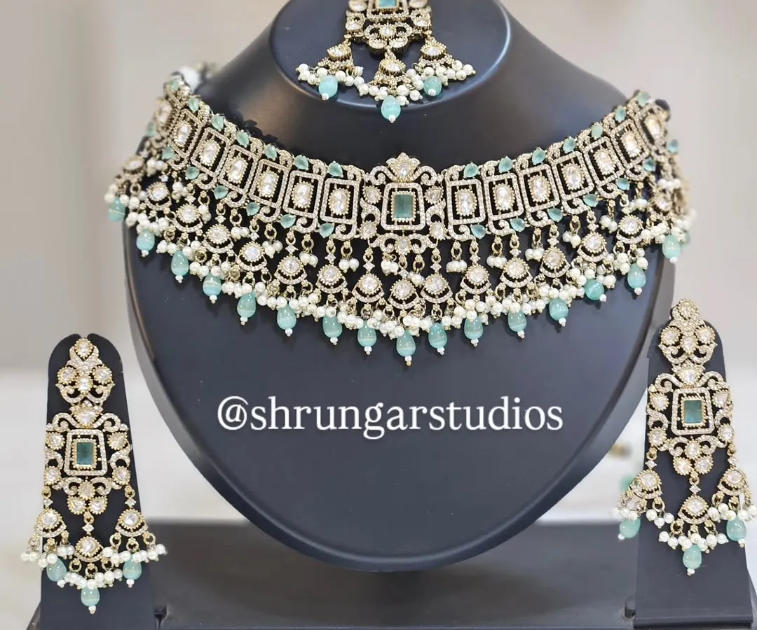 For the modern bride, I have stunning sets like this one with beautiful mint green stones and American diamonds. It’s elegant, fresh, and looks absolutely premium without the heavy price tag.