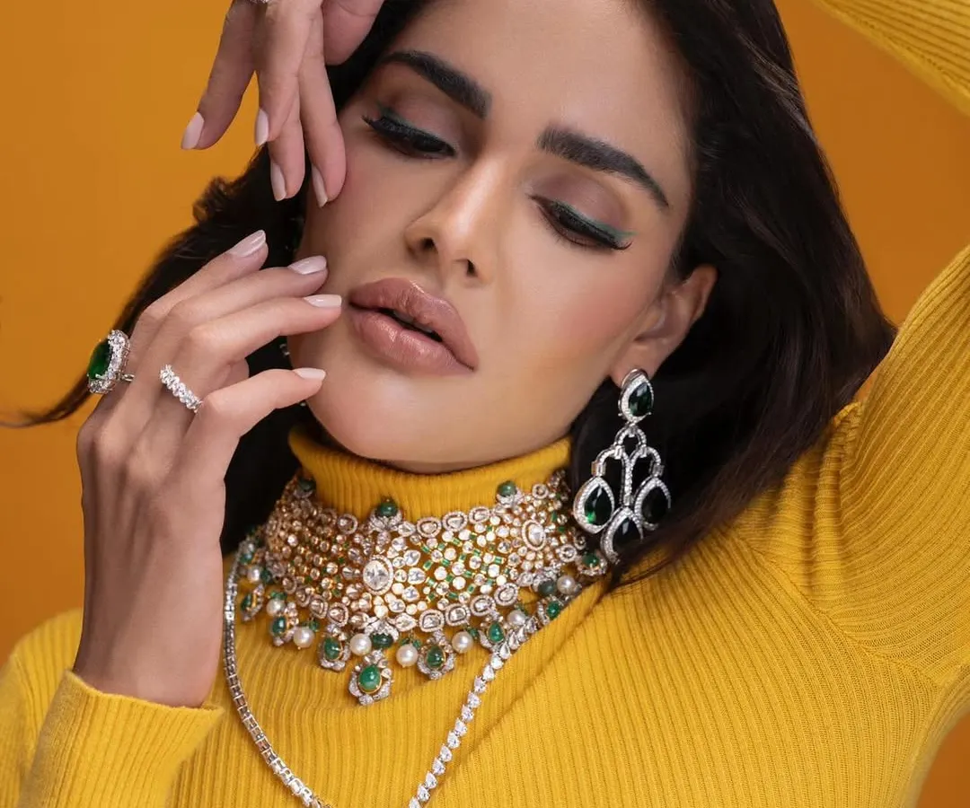A powerful look from a jewellery campaign I styled. The goal was to create a bold, modern contrast, pairing a vibrant yellow turtleneck with stunning emerald and diamond jewellery. This shows how the right styling can make statement pieces truly unforgettable.