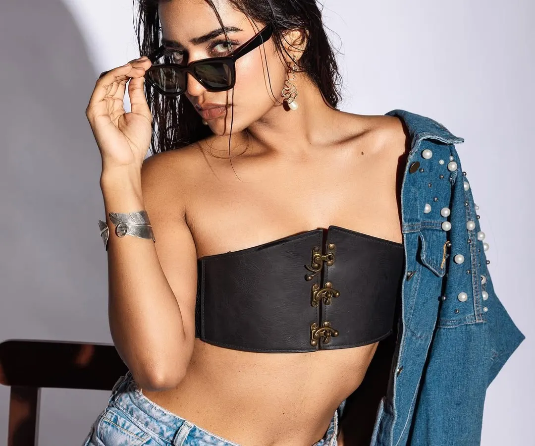 I love creating bold, modern looks. This denim series is all about attitude, pairing a statement leather corset with a pearl-embellished jacket for an edgy, high-fashion vibe that's perfect for a photoshoot or making a statement.