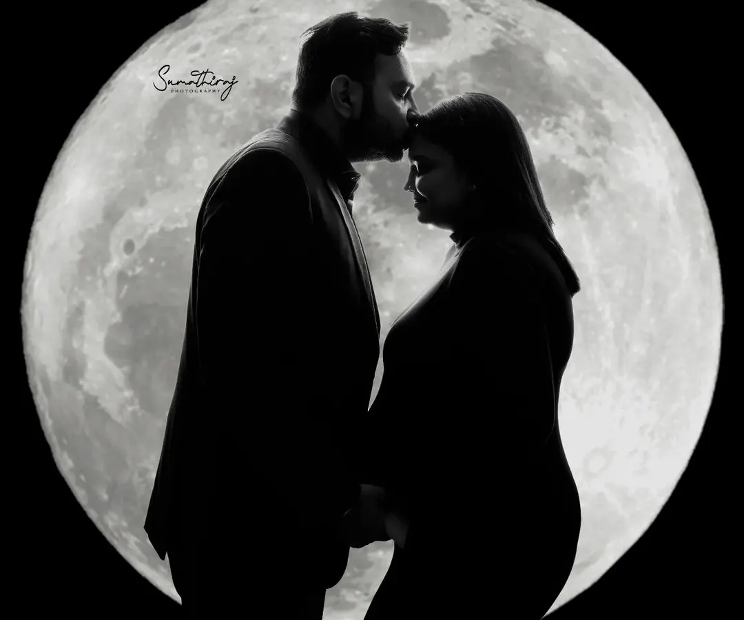 A timeless silhouette against the moon, capturing the profound connection between two people about to start a new chapter. These artistic couple portraits are one of my signature styles, creating a powerful and romantic memory.