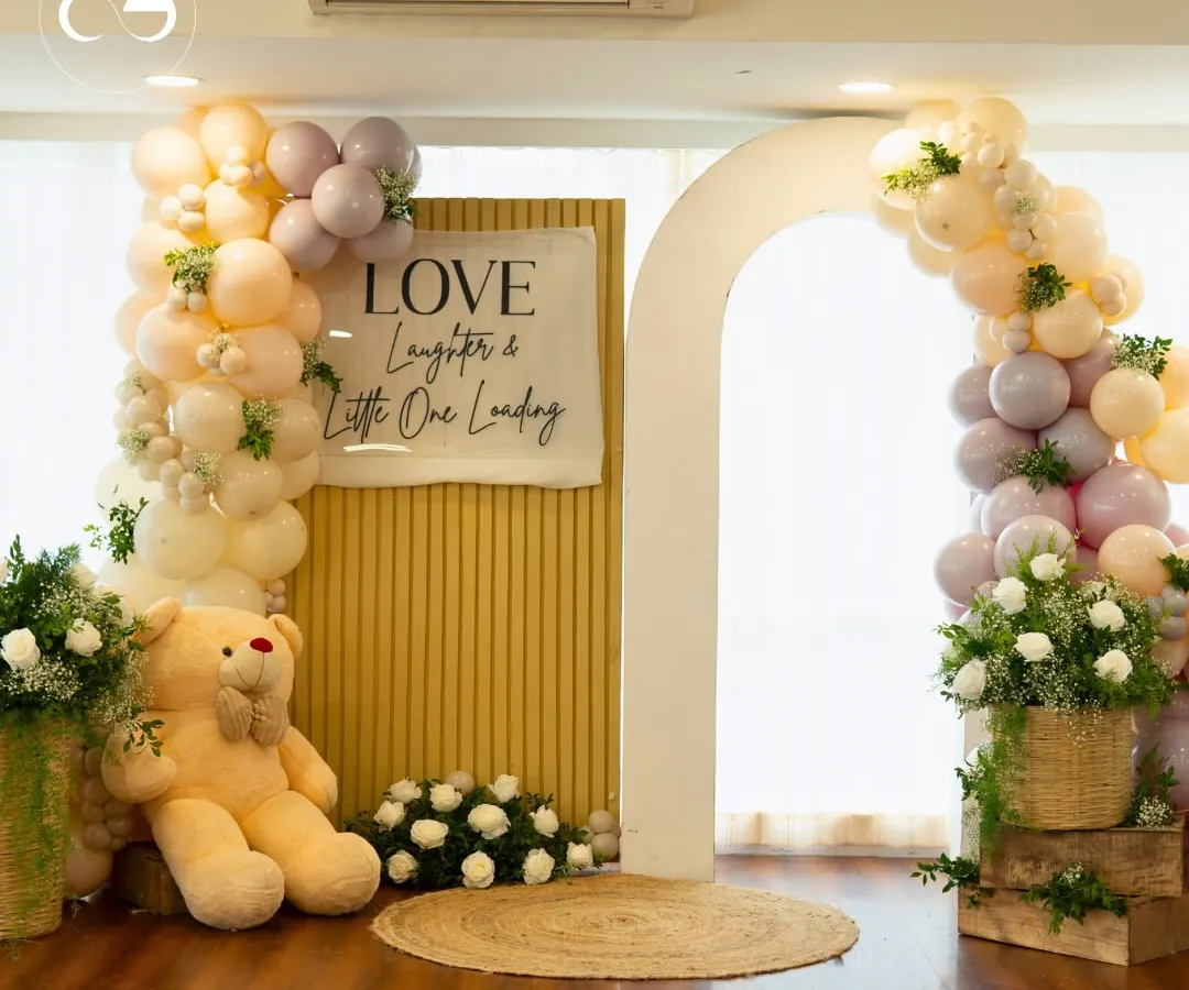 A classic teddy bear picnic is always a heartwarming choice. This full event view shows a cozy and elegant setup with a custom backdrop, pastel balloon garlands, and fresh floral arrangements, creating a perfect photo corner and a warm welcome for guests.