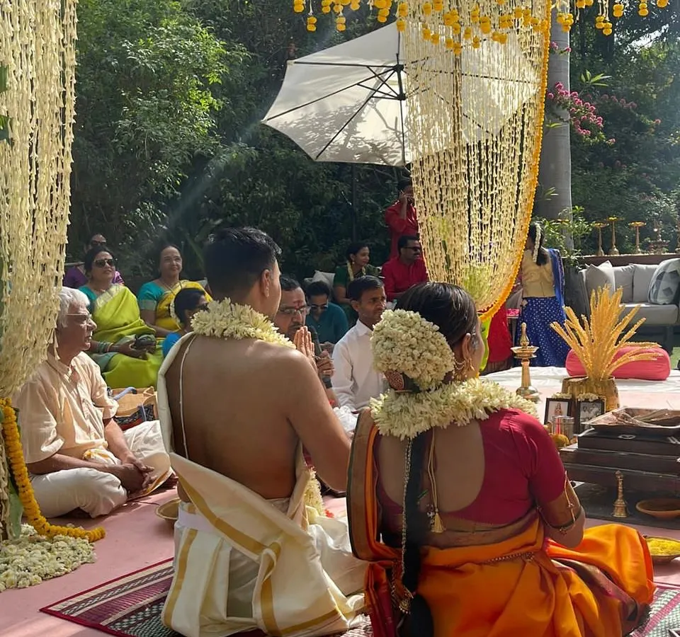 A sacred moment under a canopy of fresh marigolds. I love creating traditional ceremonies like this South Indian wedding, where every detail, from the vedi decor to the floral arrangements, feels authentic and blessed.
