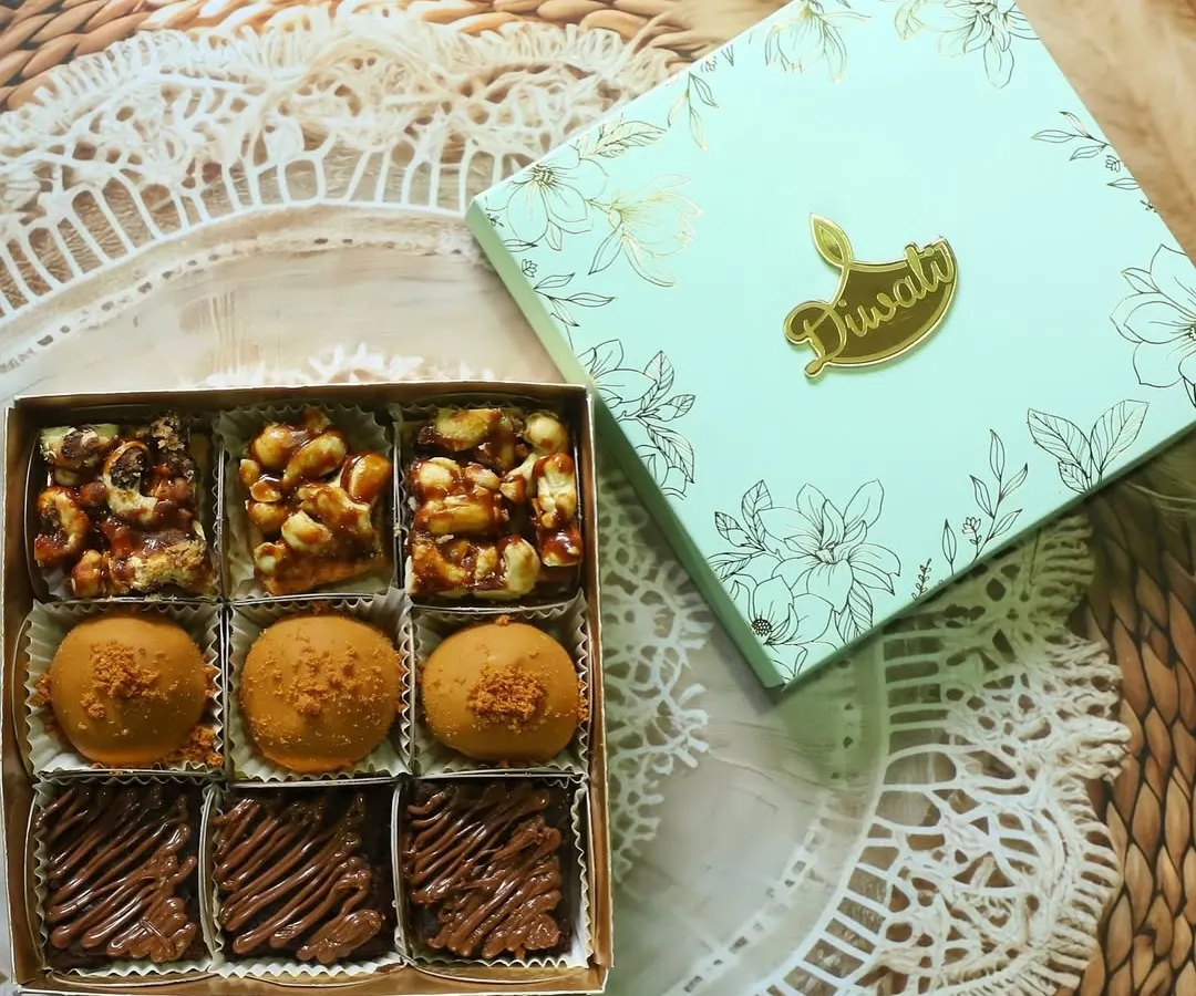 My fusion mithai box is where tradition meets modern taste. This one features my popular Biscoff Besan Laddus, Nutella Brownie Squares, and crunchy nut bars, all packed in a beautiful festive box.
