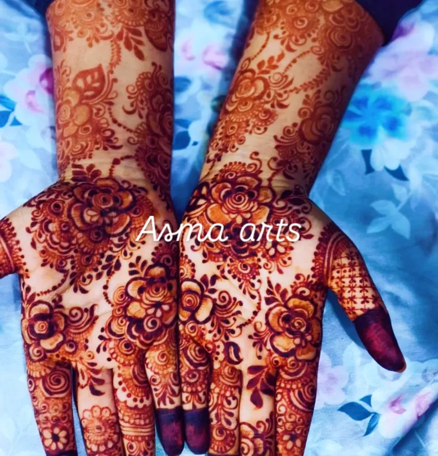 This is the beautiful dark stain you get from my 100% natural henna. I don't use any chemicals, so the deep, rich color is completely real and safe for your skin.