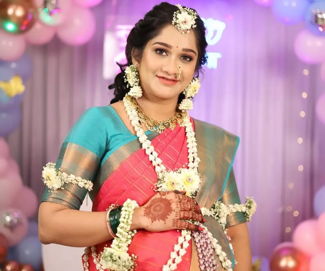 Celebrating the beautiful journey to motherhood. For this 'dohale jevan' or baby shower, I created a soft, radiant makeup look that glows. The look is beautifully accessorized with delicate 'phoolancha dagina' or fresh flower jewelry, adding a traditional and pure touch for the mom-to-be.