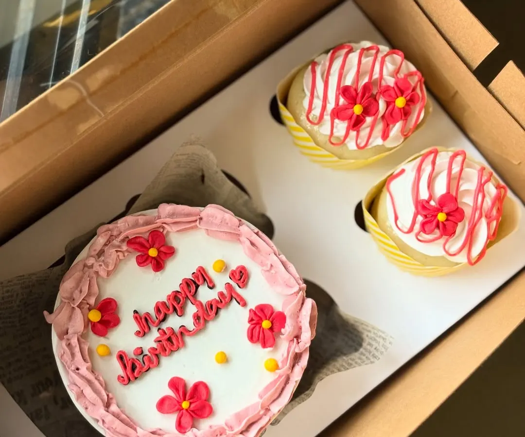 A classic birthday gift box featuring a pretty pink bento cake with a "happy birthday" message and two matching cupcakes. I can customize the colors and floral designs to whatever you like.