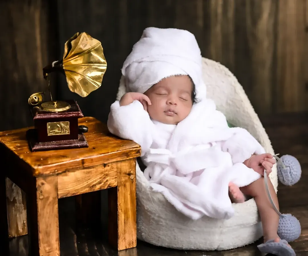 Even the tiniest clients have an old soul. For this newborn session, I used a vintage gramophone prop to create a timeless, peaceful portrait. My newborn shoots are always calm and comfortable, ensuring your baby is safe and relaxed while I capture these fleeting moments.