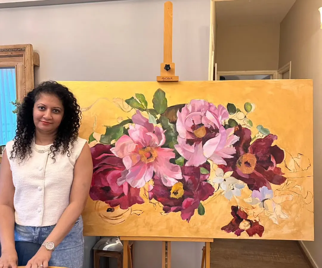 Here I am with a large-scale floral commission, one of my favorite subjects to paint. The vibrant magenta and deep rose tones are set against a glowing golden background, a technique I love for adding warmth and a touch of shine to any room.