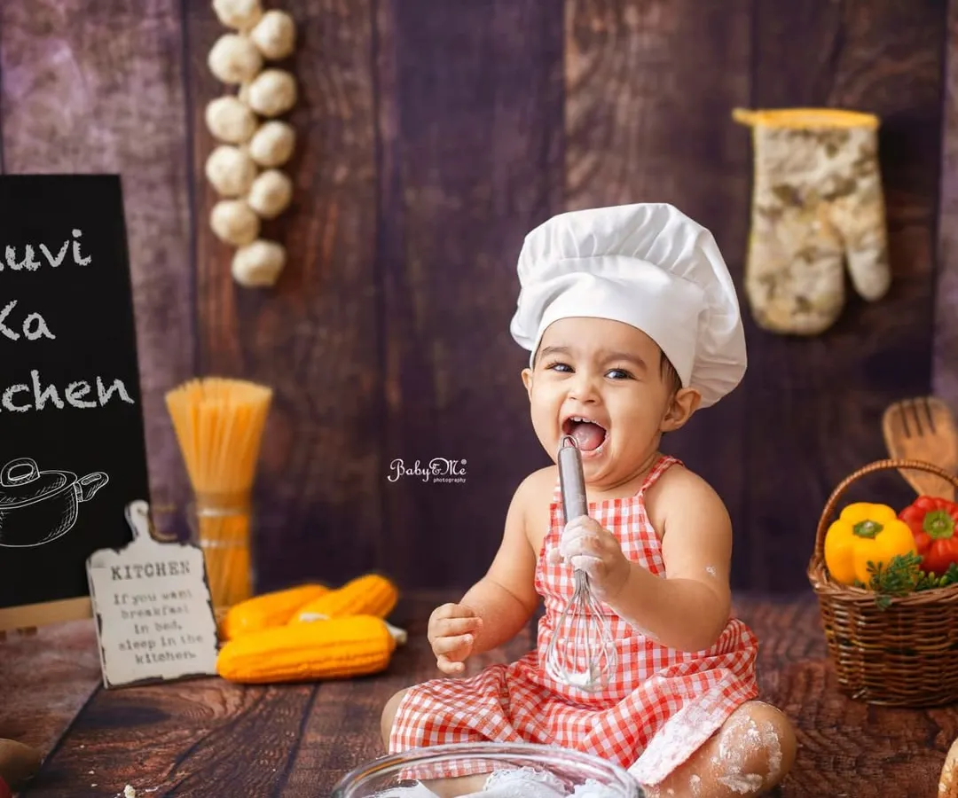 Look at this little chef! My heart just melts. The baby chef theme is so much fun, especially when they get their hands messy with flour and start giggling. It’s these playful, personality-filled shots that you’ll treasure forever.