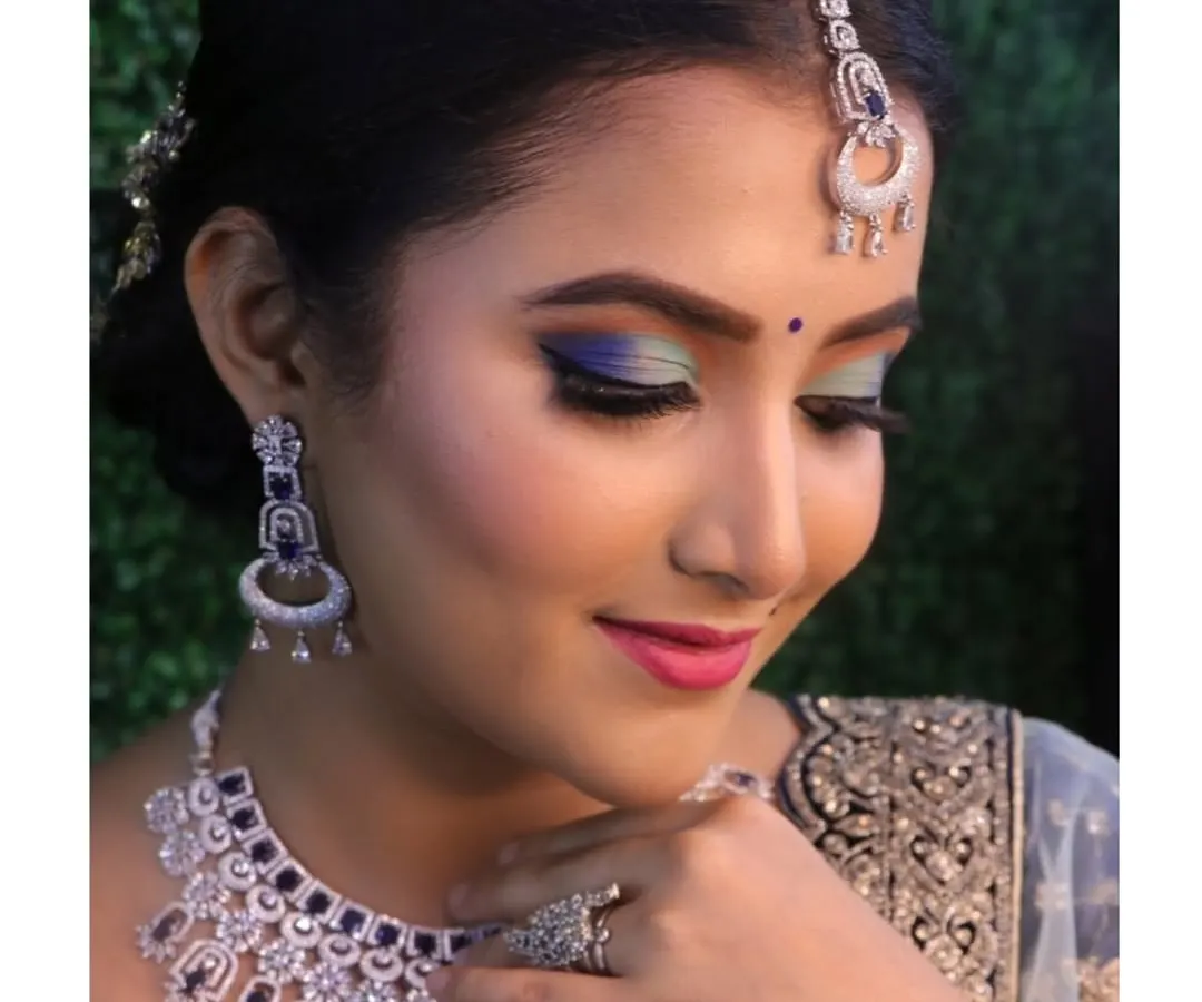Get ready for your reception or cocktail party with this stunning diamond-look necklace set. The combination of sparkling white stones and deep blue gems creates a modern, glamorous look that pairs beautifully with evening wear. This photo shows how the jewellery sits perfectly and catches the light.