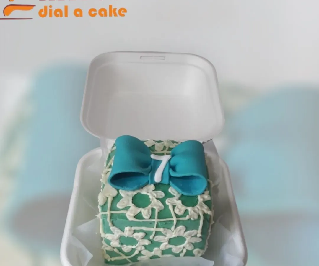 A perfect example of my bento cake service, this miniature cake features intricate lace-style piping and a delicate fondant bow. It's an ideal single-serving dessert for celebrating a 7th birthday or any personal milestone in style.