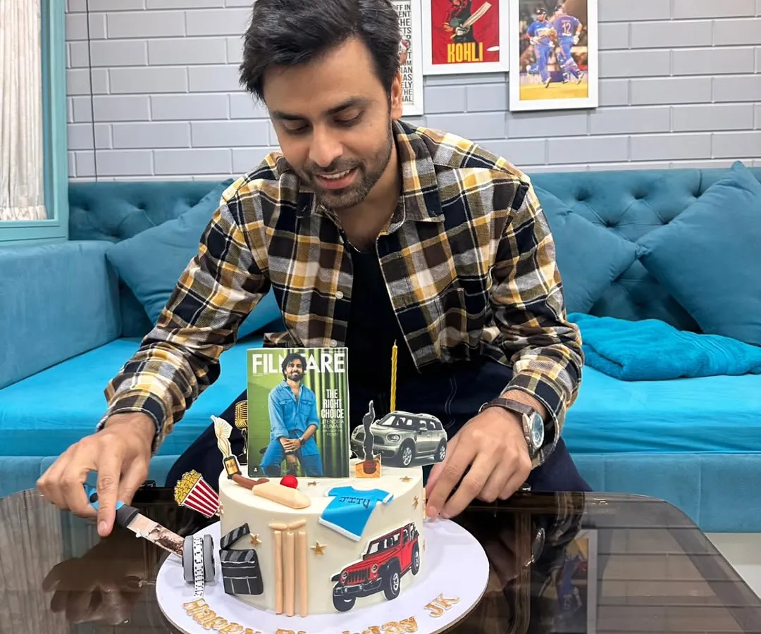 It was an absolute honor to create this special cake for Jitendra Kumar, our very own "Jitu Bhaiya". This moment, earned through pure hard work, reminds me that sapne sach hote hain.