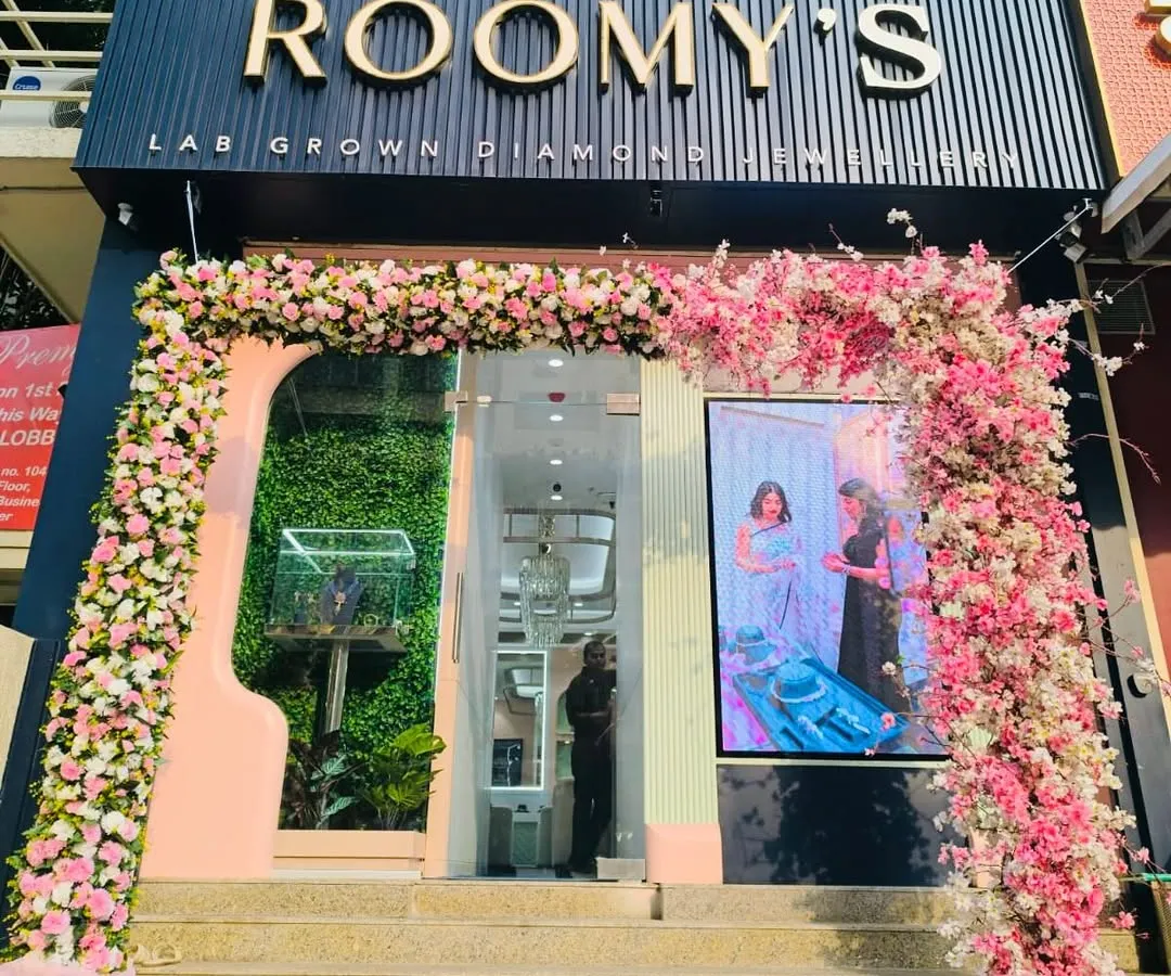 A beautiful floral arch we designed for Roomy's Jewellery. This mix of pink and white flowers creates an elegant and inviting storefront, perfect for festive seasons or grand openings.