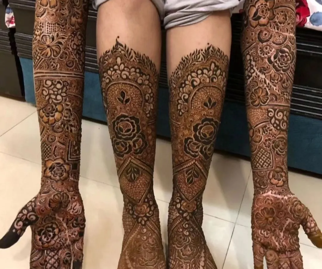The complete bridal look. I adore creating full, matching designs that flow from the hands all the way to the feet, ensuring you feel like a queen on your special day.