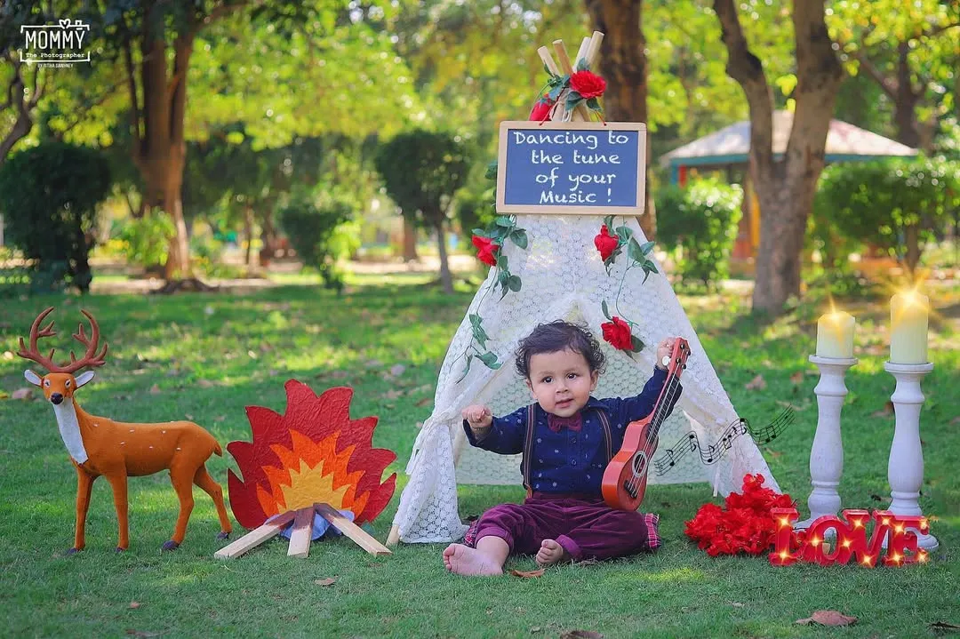 For the little adventurers, we can take the celebration outdoors. I love creating these beautiful, natural setups in a park for a truly unique first birthday photoshoot.