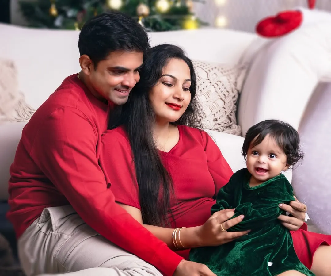 A perfect family moment captured during our Christmas mini sessions. I love seeing families come together, dressed in festive colors, sharing smiles that truly light up the room more than any tree.
