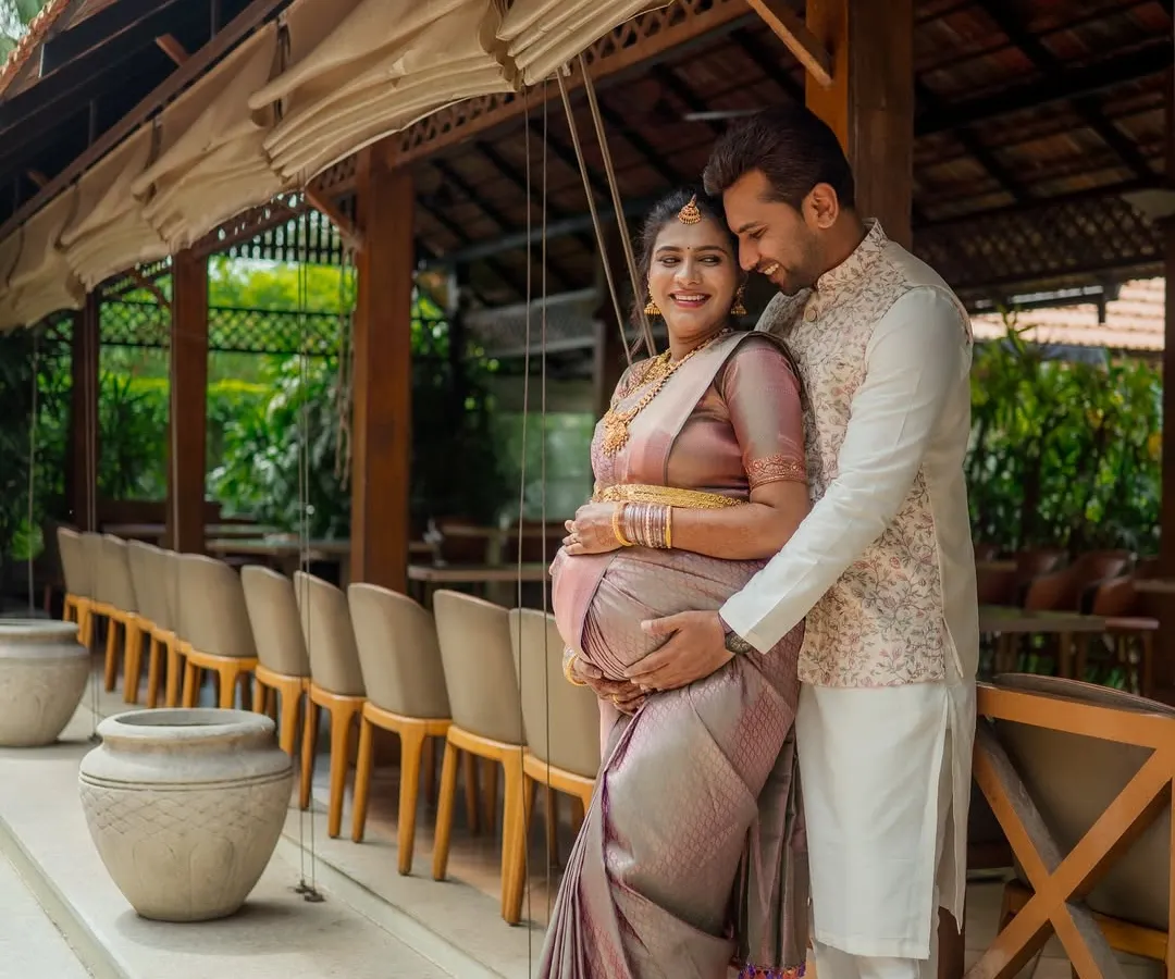 A quiet moment of connection during a maternity photoshoot. I focus on capturing the anticipation and love between partners before their new chapter begins.