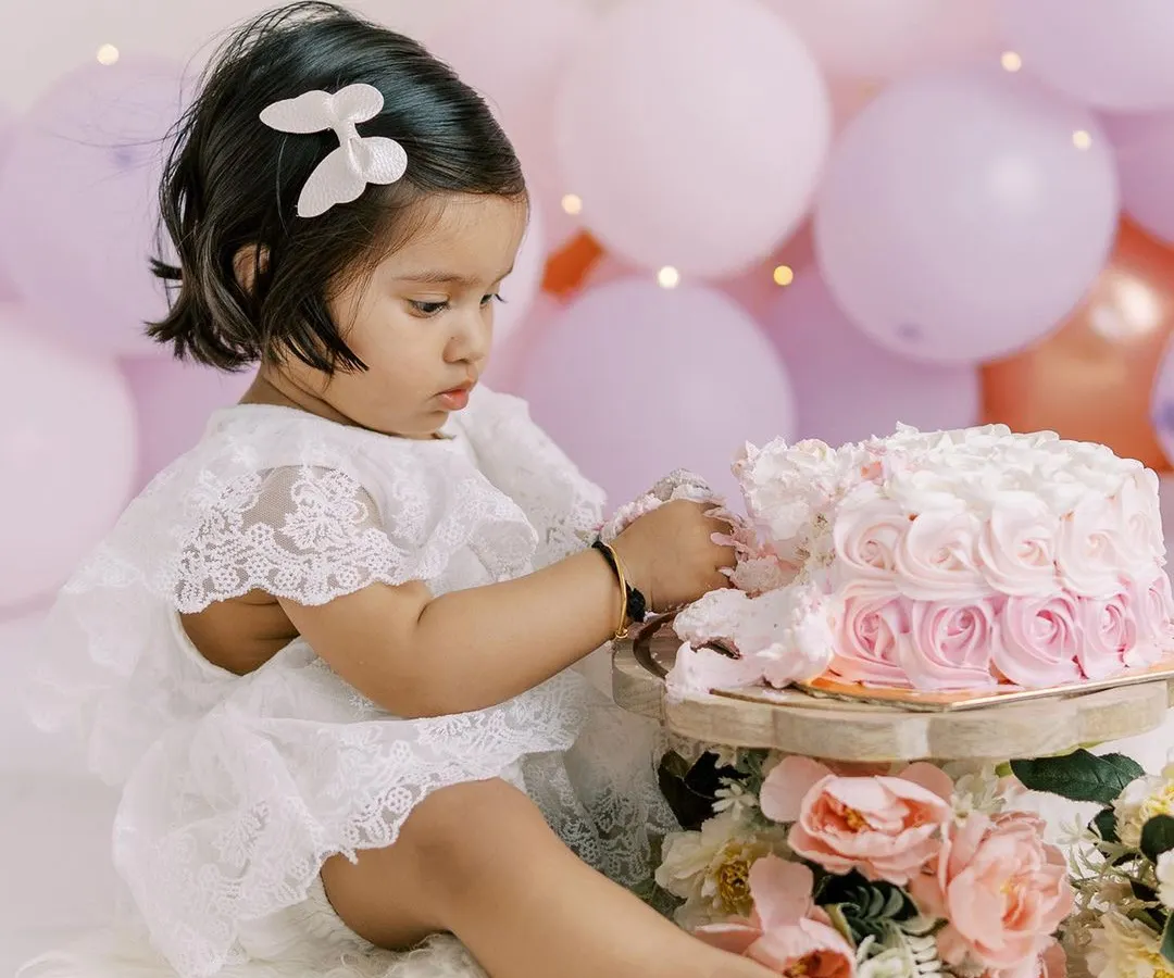 A first birthday cake smash is a story of pure discovery. This little one, dressed in delicate lace, was so gentle and curious with her very first cake.
