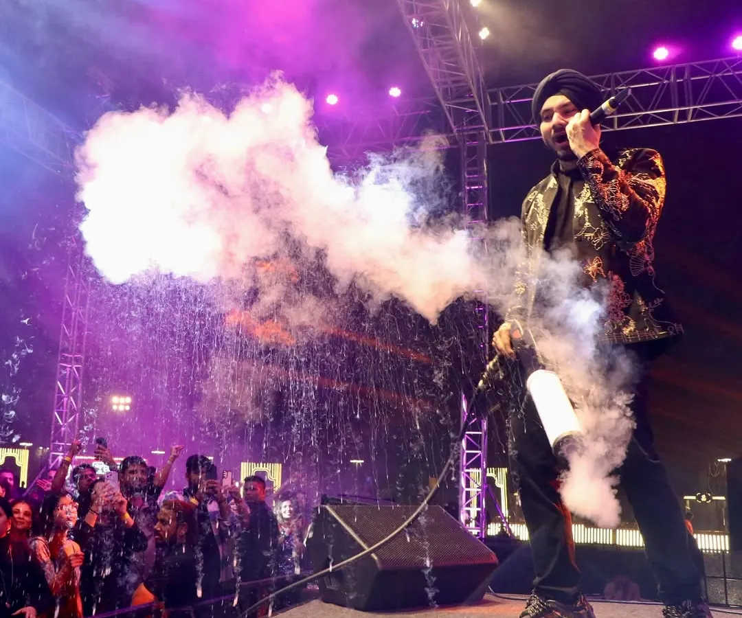 The energy of a live performance is everything. We amplify the excitement with special effects like CO2 blasts and confetti showers, ensuring the artist's performance, like this one by Gurdeep Mehndi, becomes a high-impact, memorable moment for the audience.