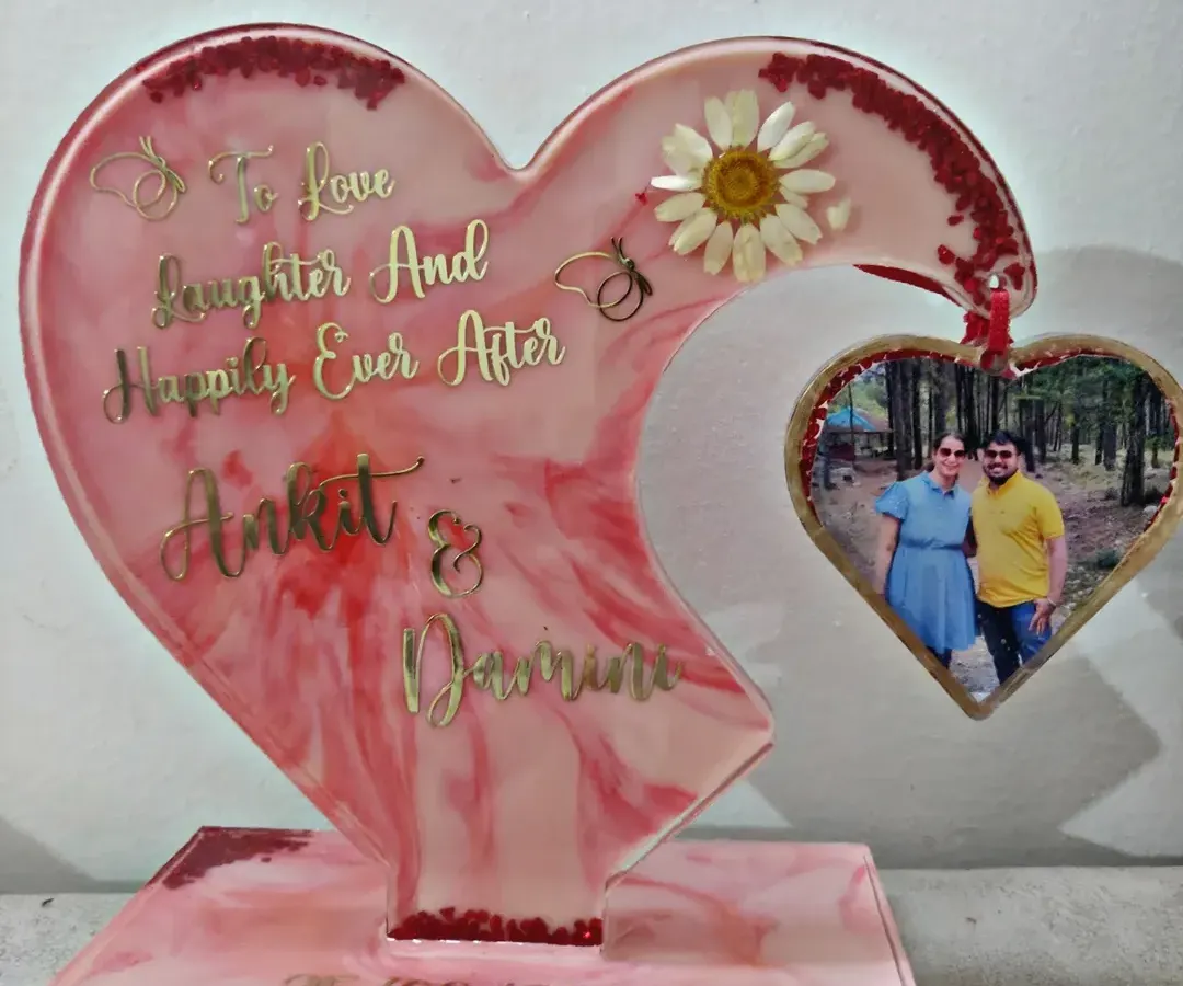 I love making these heart-shaped resin frames for couples. This one, in a beautiful pink marble effect, was made to celebrate an anniversary, capturing the couple's names, special date, and a cherished photo. It's a wonderful gift for birthdays, anniversaries, or just to say "I love you".