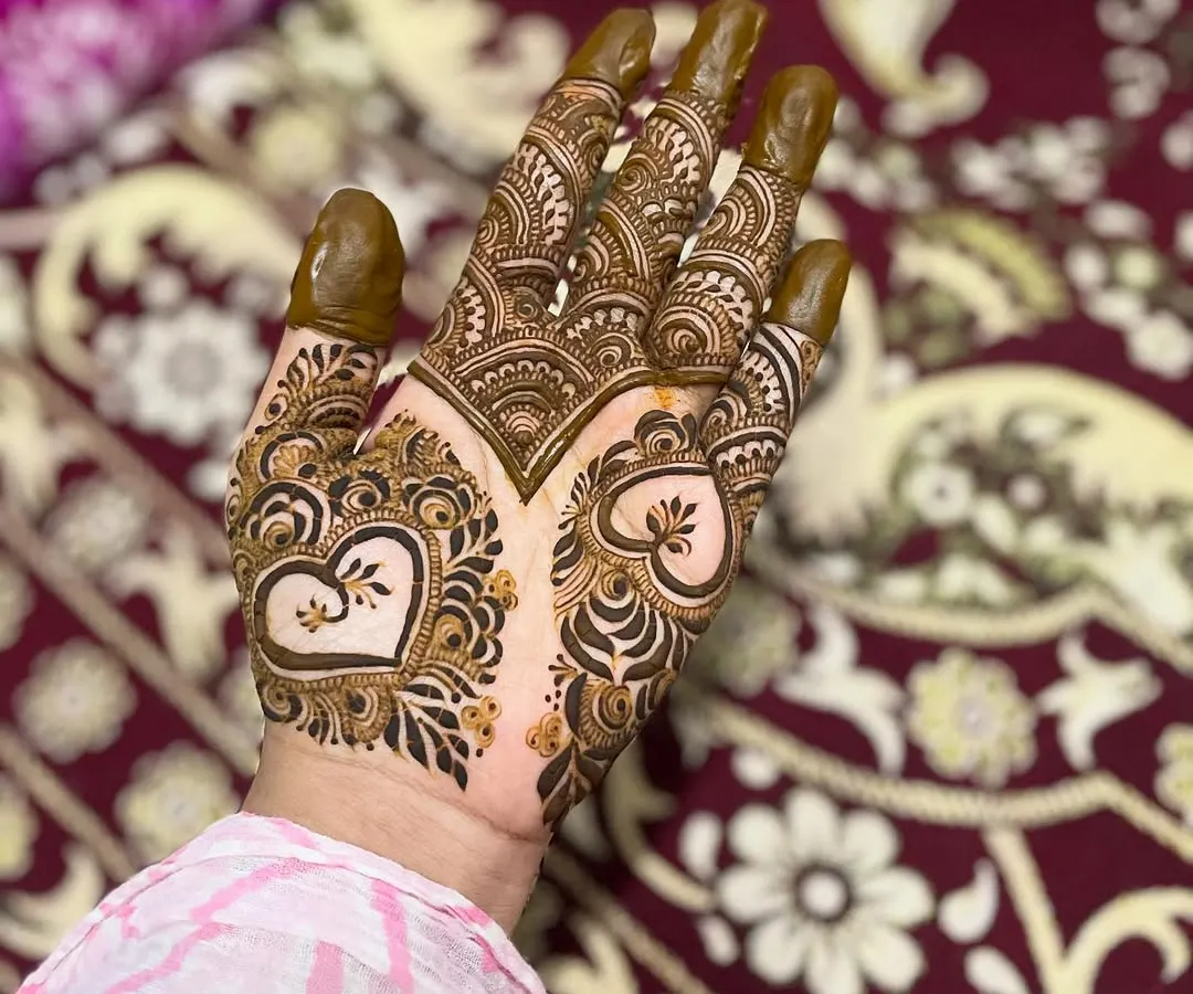 I love adding personal touches, like these delicate heart motifs, to make your mehendi unique to you. This design combines romantic elements with traditional patterns and fine line work, all applied with fresh, safe henna.