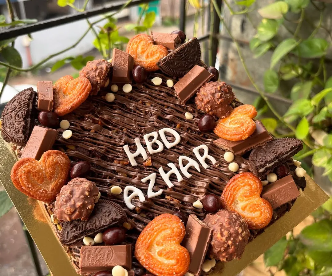 My fully loaded brownie slabs are a perfect alternative to a traditional birthday cake. This eggless chocolate brownie is topped with KitKat, Oreo, Ferrero Rocher, and little heart biscuits for a special celebration.