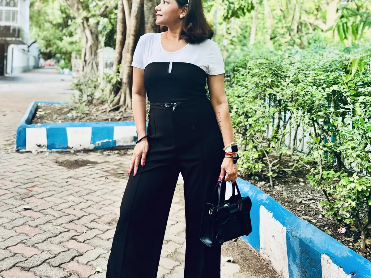 Inspired by the powerful and chic Do Do-hee from 'My Demon', this black and white jumpsuit is all about soft power. It's a perfect example of how a monochrome outfit can be both sophisticated and striking, ideal for making a statement.