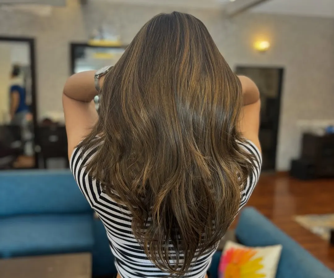 Here’s a perfect example of a sun-kissed hair colour makeover. We added subtle, natural-looking highlights to create depth and dimension, finishing with soft waves to show off the seamless blend. This look is perfect for anyone wanting a low maintenance yet impactful change.