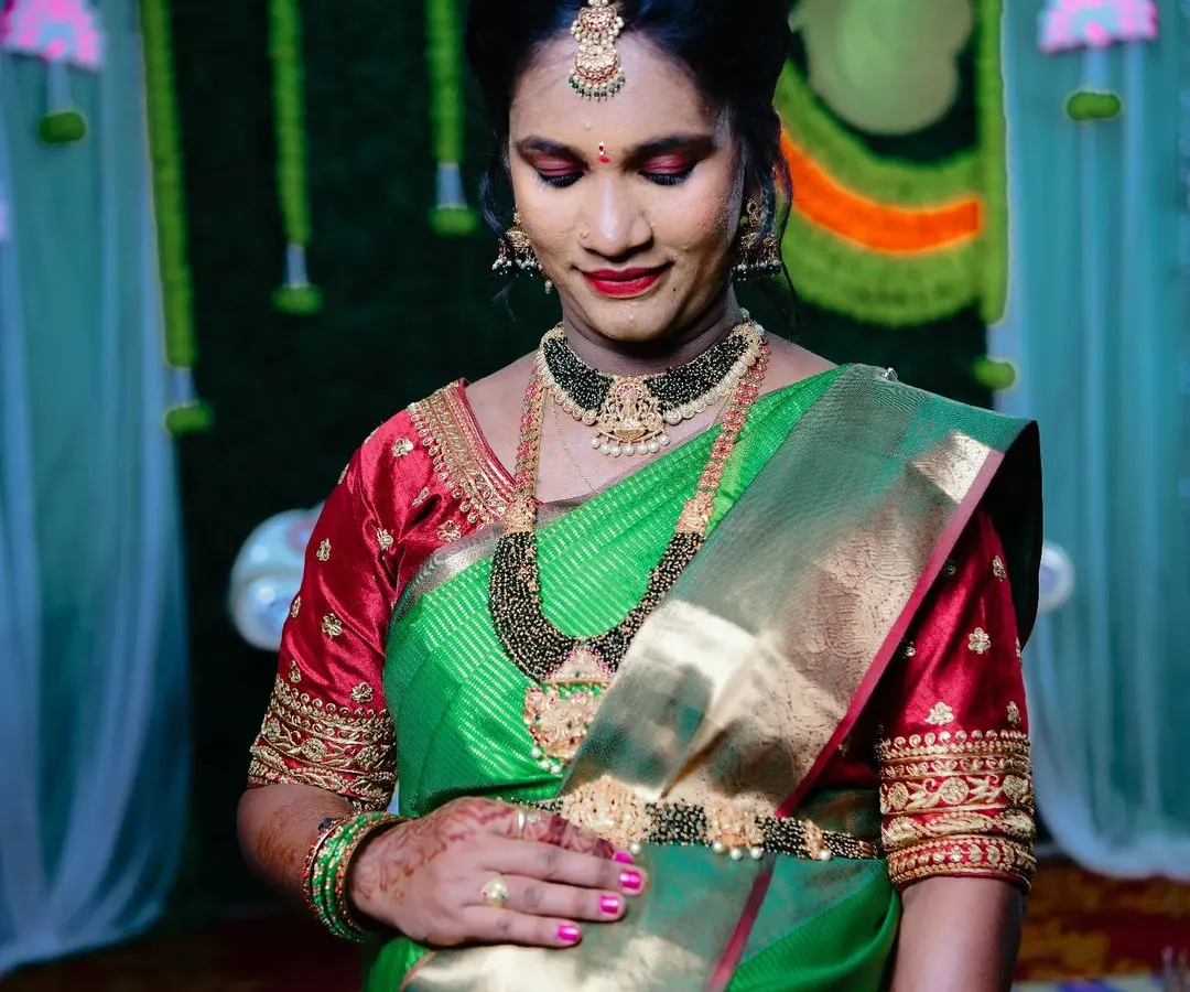 A special look for a special day. For Sonu's seemantha, we went with a traditional look featuring a bold red lip and glowing skin to celebrate this beautiful moment.