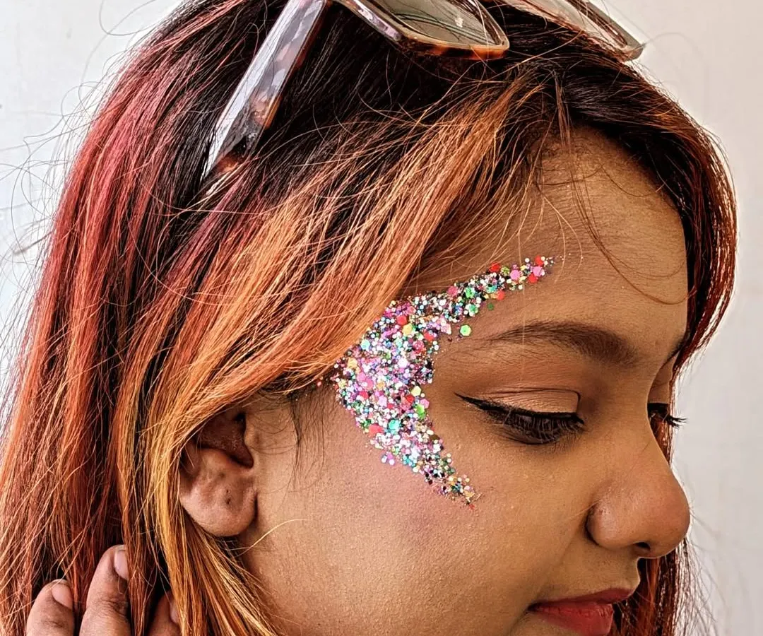My glitter bar is perfect for adding a touch of sophisticated sparkle. This crescent moon glitter design is created using cosmetic-grade, chunky glitter, making it a popular choice for sangeets, festivals, and evening parties.