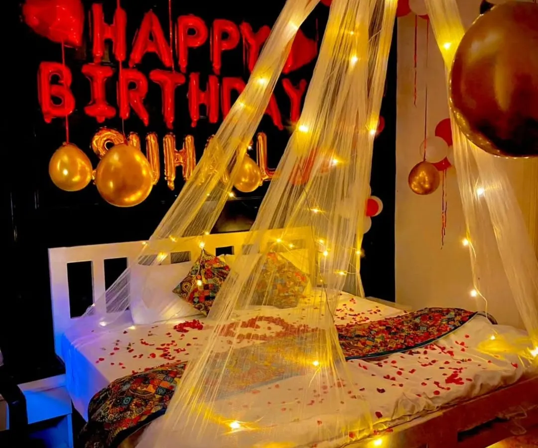 Imagine surprising your partner with a room like this. I specialize in romantic bedroom decorations, using dreamy canopies with fairy lights, "Happy Birthday" foil balloons, and rose petals on the bed to create a cozy and unforgettable atmosphere.