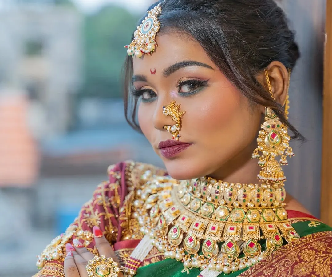 This is a classic Maharashtrian bridal look, complete with the traditional nath and chandrakor bindi. I focus on creating authentic looks that respect cultural details while ensuring the makeup feels comfortable and looks stunning in photos.