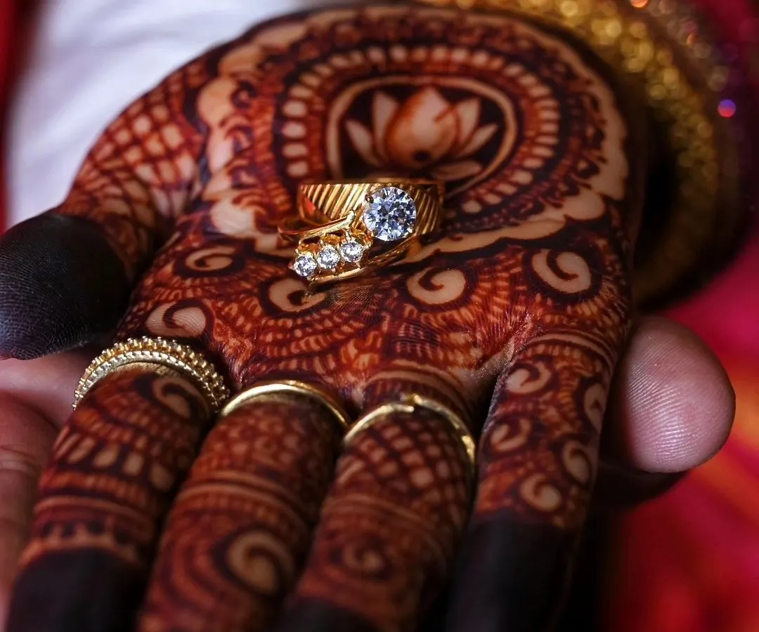 The result of my homemade organic henna paste is a deep, rich stain that makes every detail pop. Here you can see the beautiful contrast on the palm, highlighting the central lotus and the client's engagement ring.