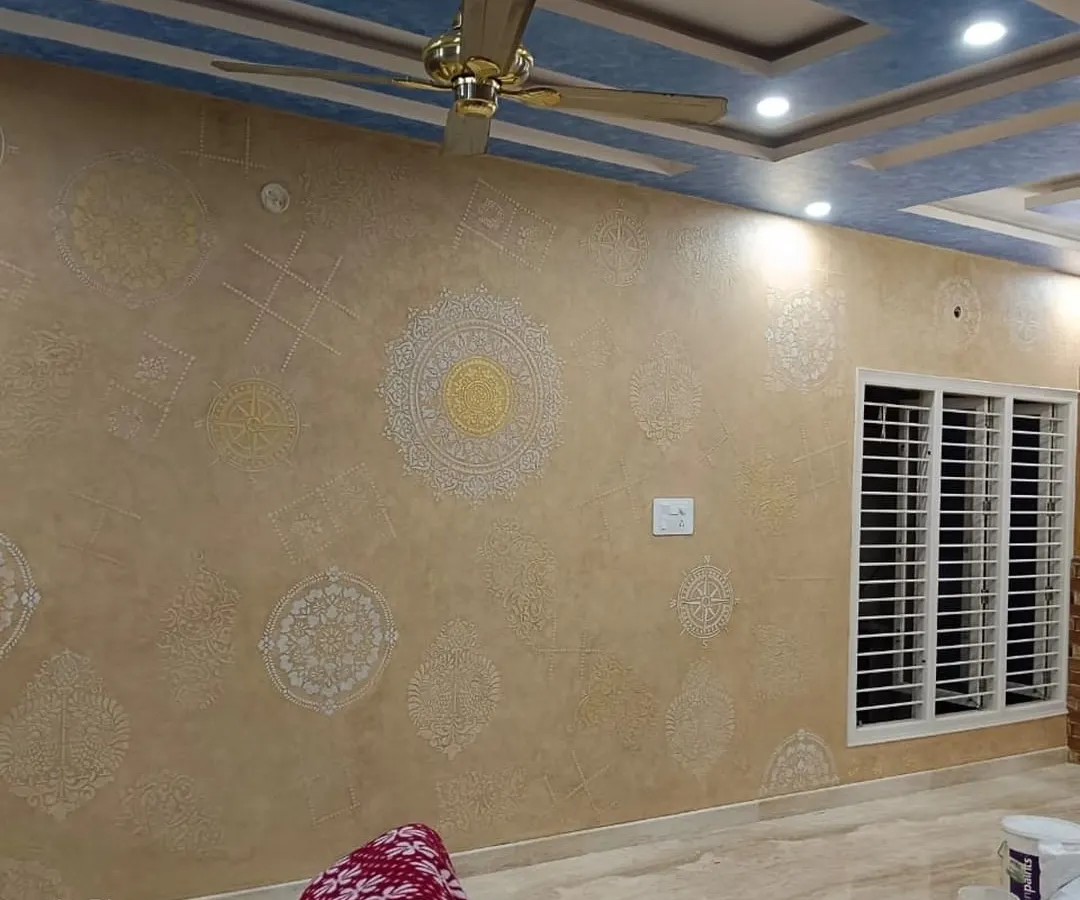Here is a full view of a living room where we applied a delicate mandala stencil design using Royal Play techniques. This kind of decorative painting adds a layer of elegance and personality to the entire space.