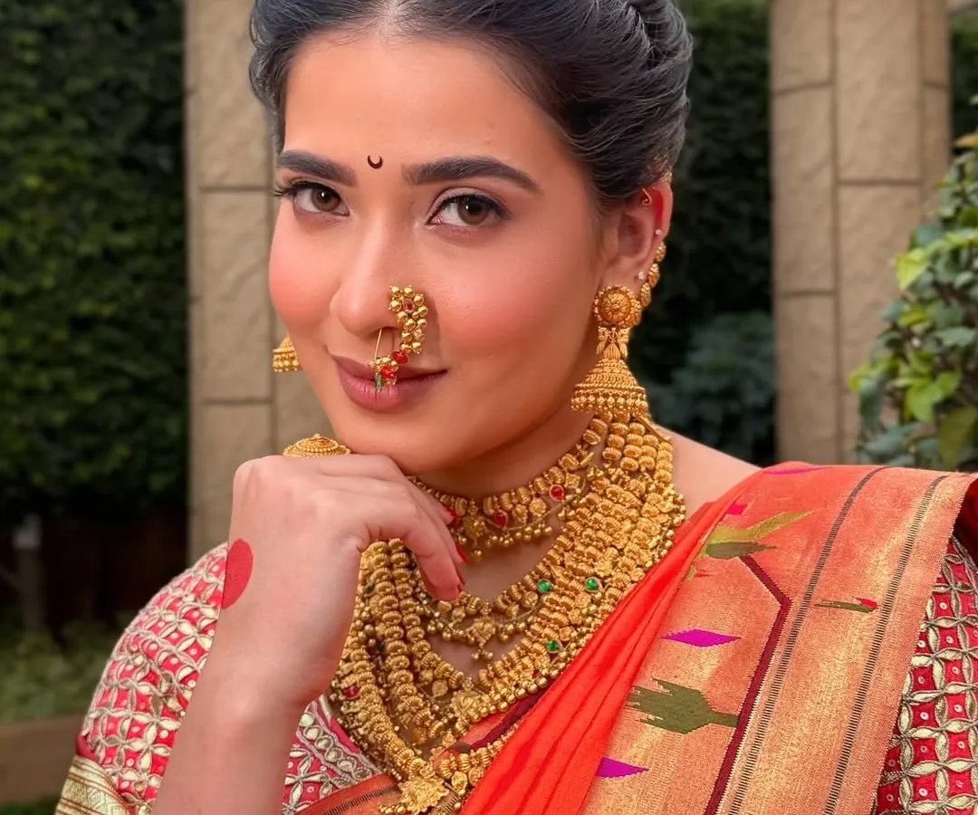 A close-up of my beautiful Maharashtrian bride. I focused on creating a warm, matte eye and lip to complement the traditional gold jewellery and Paithani saree, ensuring her natural radiance was the centerpiece.