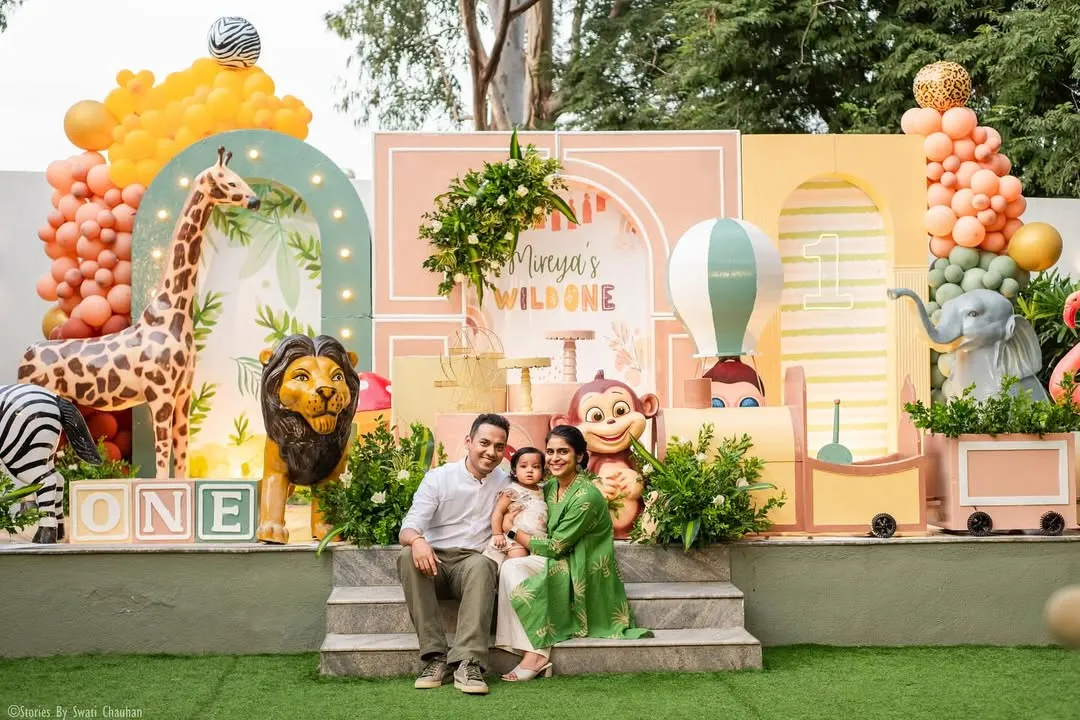 This is what it's all about: a picture-perfect moment for Mireya's family at her 'Wild One' boho-themed party. I design stunning backdrops that not only look great in photos but also create a magical atmosphere for you and your guests to enjoy.