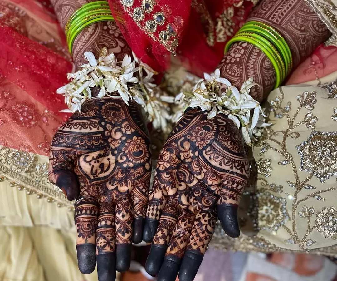 Alhamdulillah, the final stain is what it's all about. This is the deep, maroon-brown color you can expect from my all-natural, chemical-free henna paste, beautifully complementing the bride's attire.