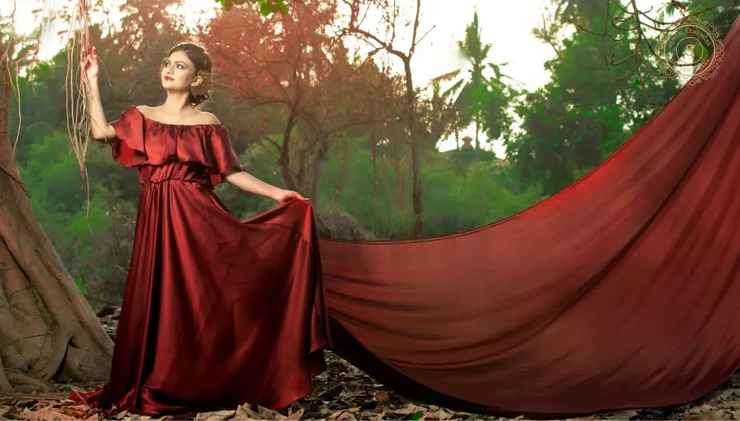 Create a cinematic moment for your pre-wedding photoshoot with this breathtaking maroon gown. The extra long, detachable trail flows beautifully, making every picture look like it's straight out of a movie.