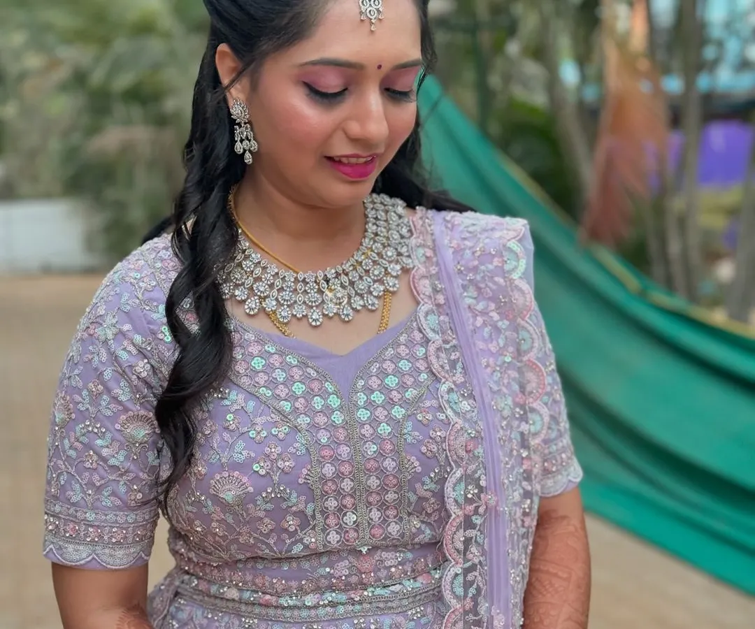 For Rashmi's reception, we went for a soft glam look. The focus was on shimmery, bright eyes and a flawless base that complemented her stunning diamond jewelry and intricately embroidered lehenga, ensuring she looked and felt amazing for her party.
