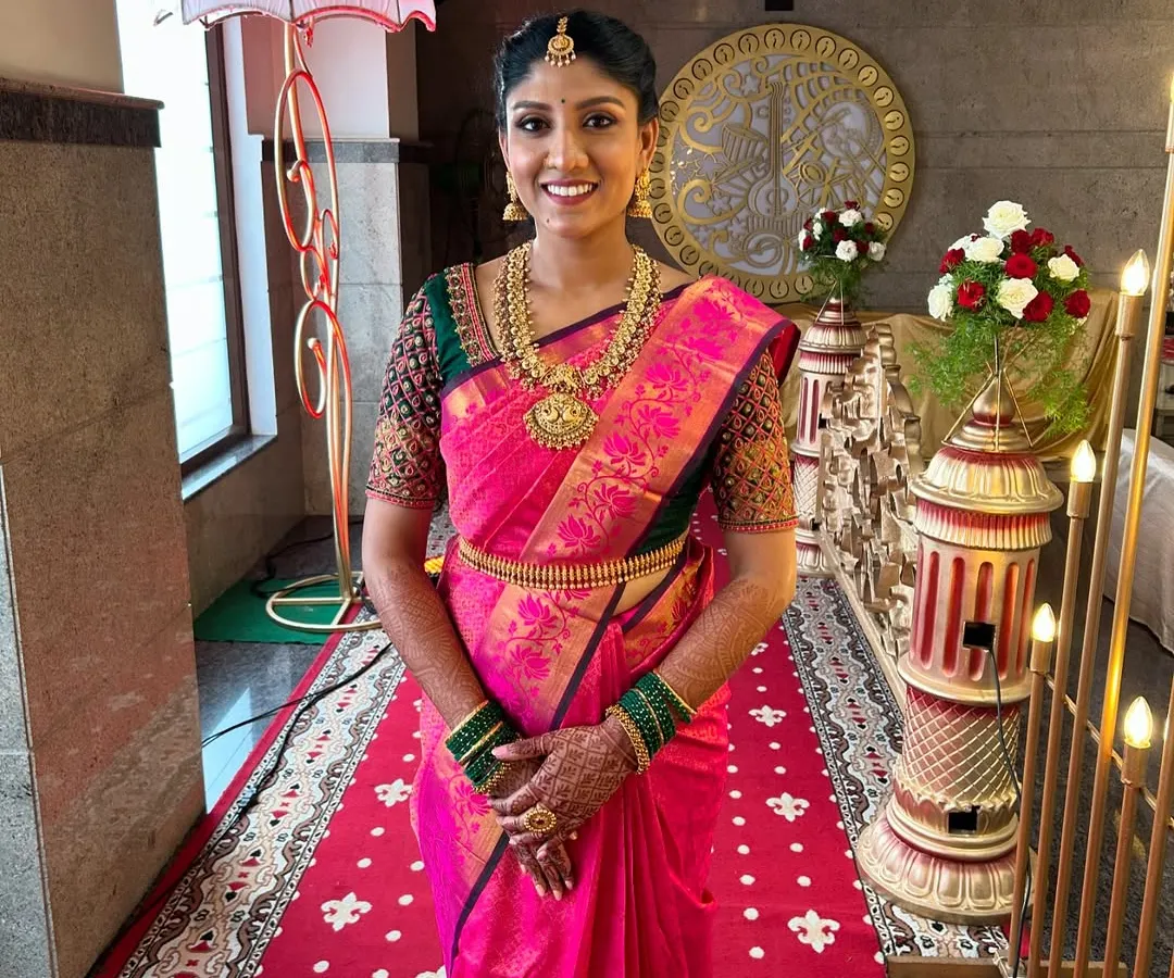 This is a complete South Indian pre-wedding look I styled. The makeup features a flawless base and a smoked-out wing liner, paired with traditional gold jewellery from my rental collection to bring the entire vision to life.