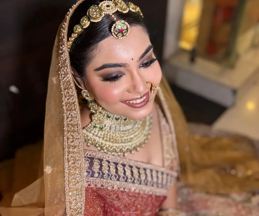 This is the kind of soft, radiant bridal glam I love creating and teaching. The focus here is on flawless skin, a gentle brown smokey eye, and a smile that shines through, showing how to achieve a stunning yet effortless look for a bride's special day.