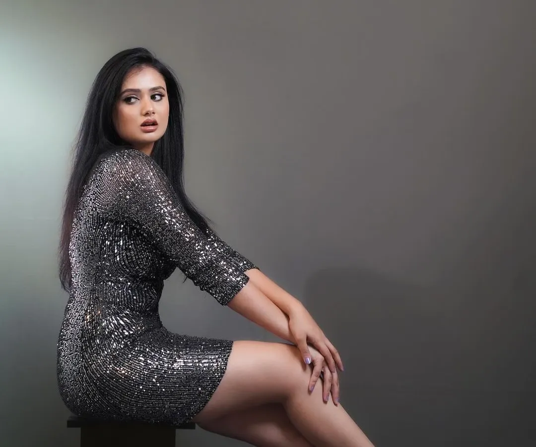 A sleek and modern studio fashion shoot featuring a model in a silver sequin dress. I used controlled lighting to emphasize the texture of the fabric and create a glamorous, high-fashion mood.