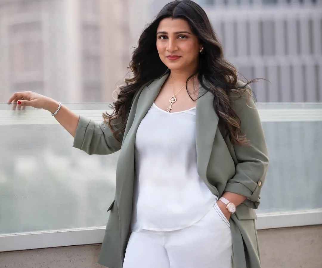 We took this session to a Mumbai rooftop to capture a professional portrait with a beautiful, airy feel. An environmental headshot like this tells a bigger story about your vision and ambition.