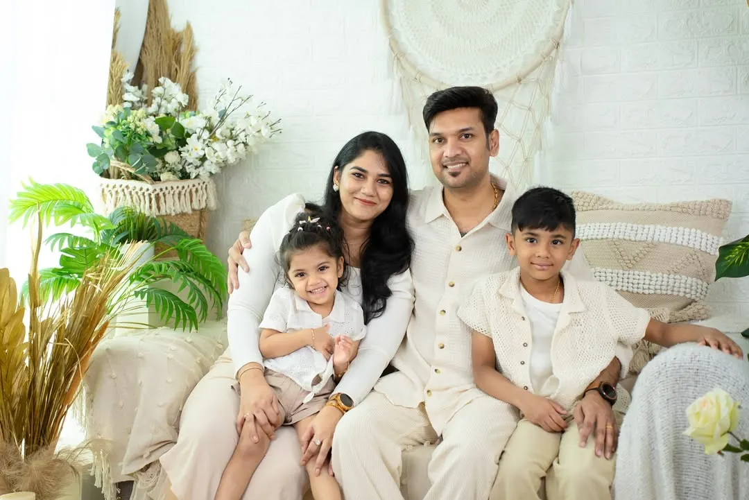 A family portrait should feel like a warm hug. I focus on capturing the real bond between you and your loved ones in a relaxed, comfortable setting, creating a timeless piece of art for your home.