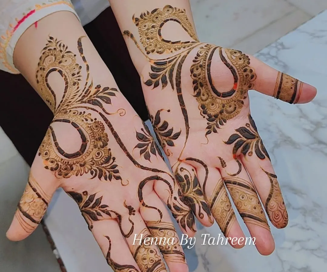For those who love a modern and clean aesthetic, I create elegant Arabic-inspired henna designs like this one. The flowing vines and paisley motifs are perfect for a chic, minimalist statement.