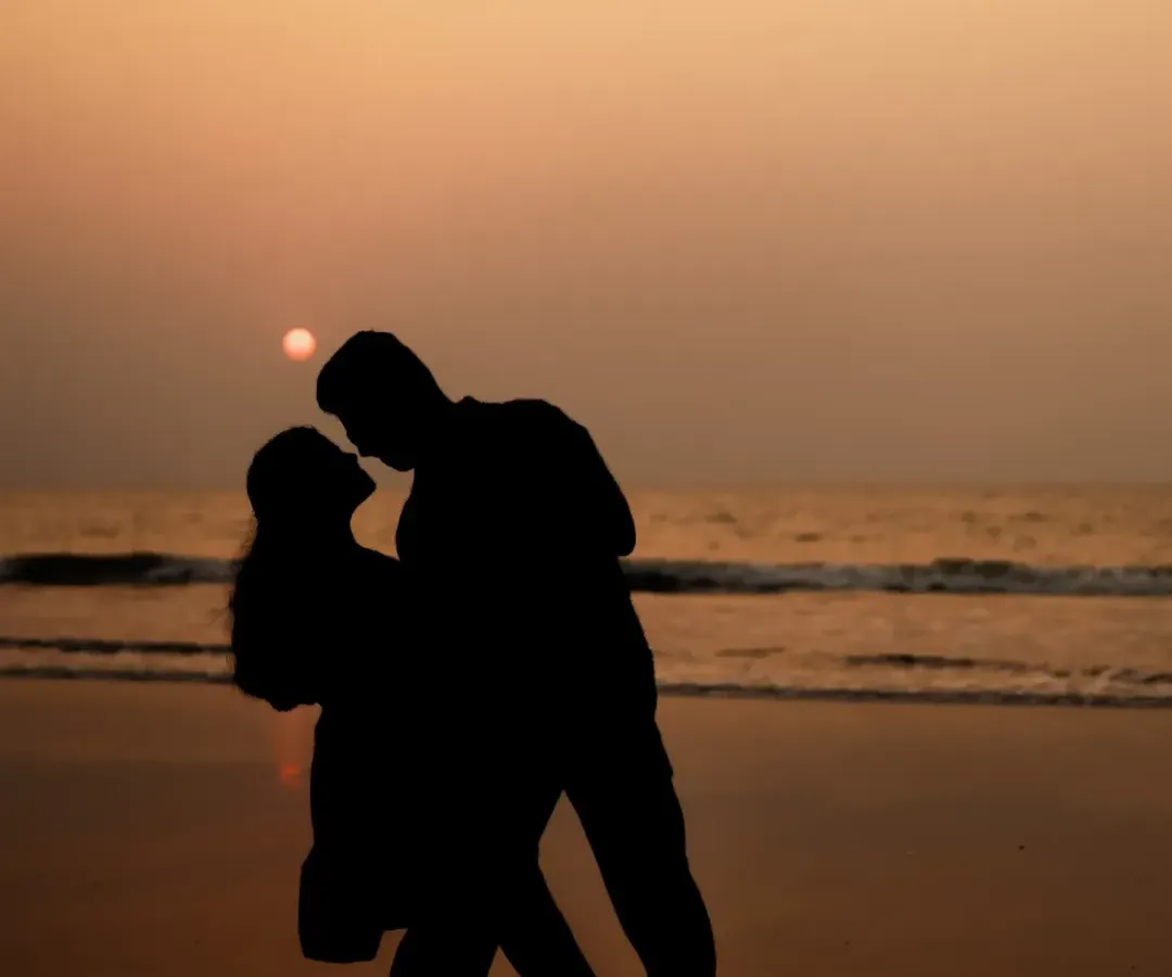 A romantic silhouette of Hiresh and Apurva against the setting sun during their pre-wedding beach photoshoot. These artistic shots are perfect for creating timeless memories.